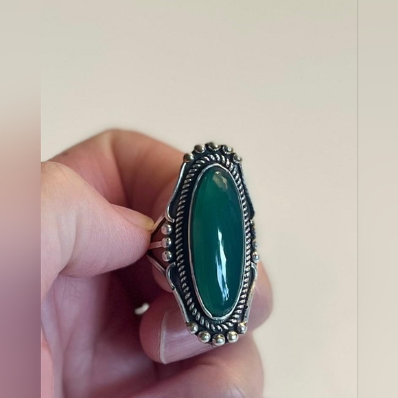 Stunning Emerald Colour Cocktail Ring - Picture 4 of 7